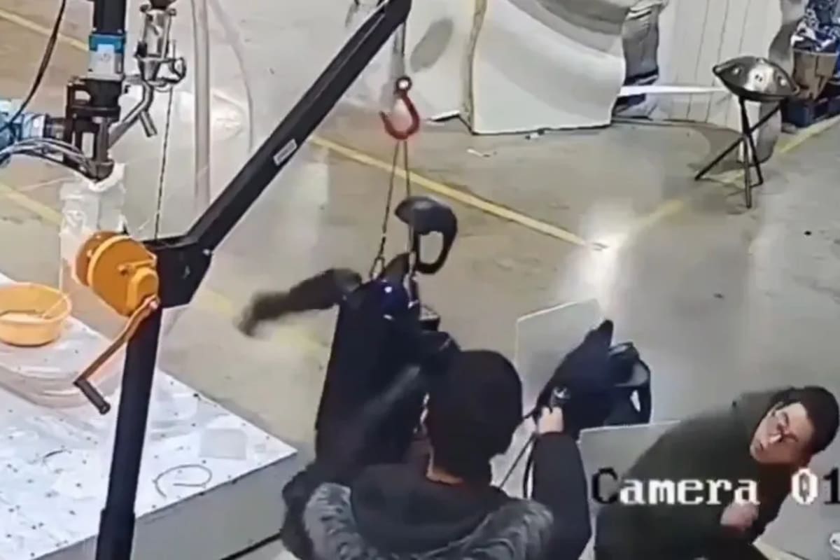 Momento en que el robot se descontrola y genera movimientos bruscos contra sus programadores durante una prueba en China. / Captura de pantalla