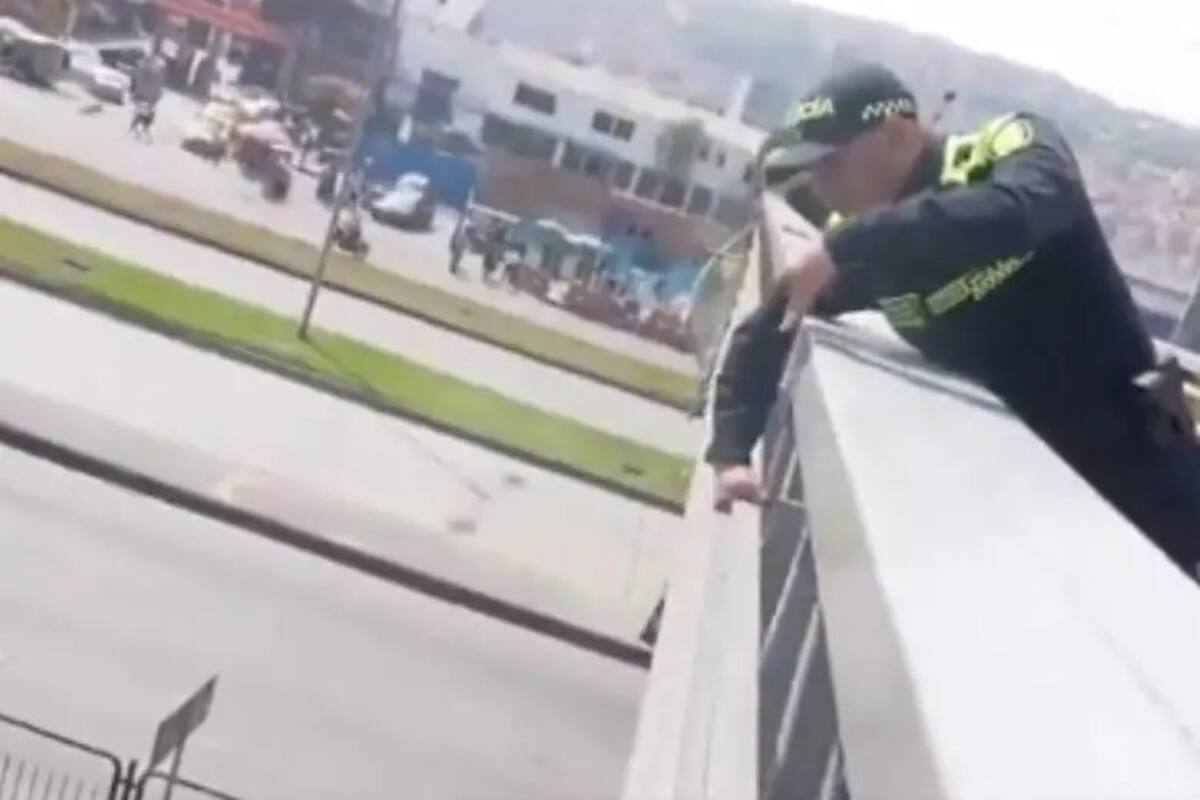 Un subintendente de la Policía Nacional evitó que una mujer se lanzara desde un puente peatonal en la Terminal del Sur de Bogotá, en la localidad de Bosa.