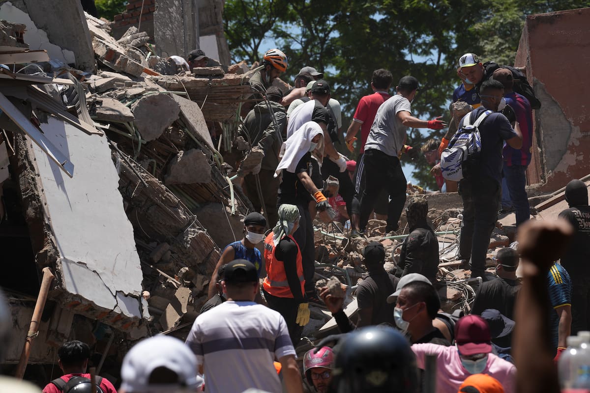 Integrantes del cuerpo de Bomberos y civiles fueron captado este 10 de agosto al buscan entre los escombros de un edificio colapsado en Cali (Colombia), luego del terremoto de magnitud 7,4 que sacudió a buena parte del país suramericano. // Foto: EFE/Ernesto Guzmán.