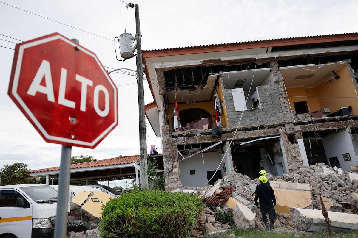 Socorristas observan el edificio de la Gobernación de Penonomé afectado por el terremoto de magnitud 7,7 que sacudió el sureste de Panamá, con una profundidad de 10 kilómetros y generó daños en varios edificios y carreteras cercanas a la localidad de Tonosí, epicentro del temblor, este viernes en Penonomé (Panamá). EFE/ Bienvenido Velasco