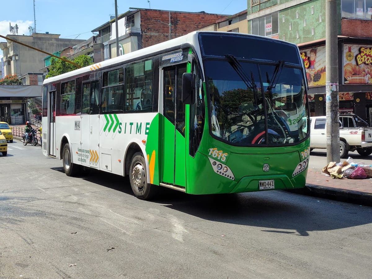 Este es uno de los buses duales del SITME. La imagen fue captada sobre la carrera 15 de Bucaramanga. (Foto: José Luis Pineda / VANGUARDIA)