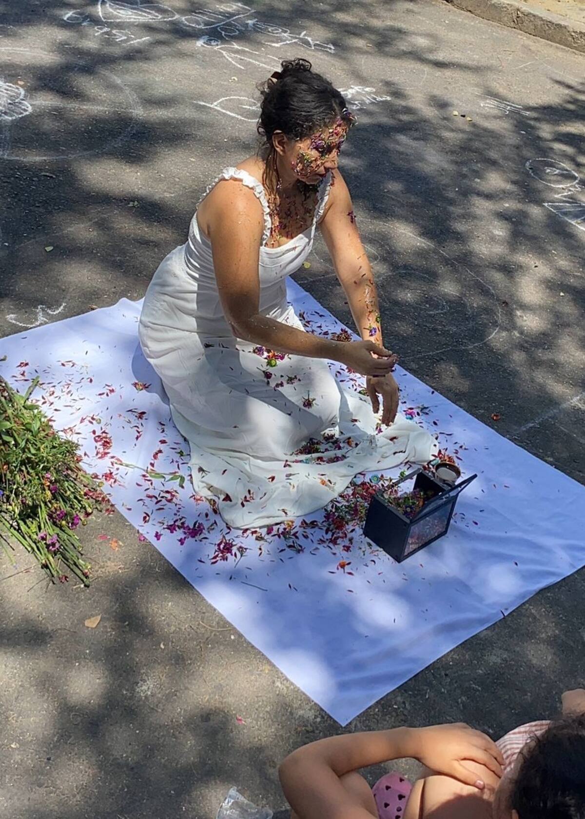 La artista Neryth Yamile Manrique Mendoza presentará este 2 de abril en la Casa Luis Perú de Lacroix una acción duracional inspirada en el duelo, la esperanza y los ciclos de renacimiento, en el marco de la Convocatoria de Estímulos 2026 Bucarasanta. Foto suministrada/VANGUARDIA