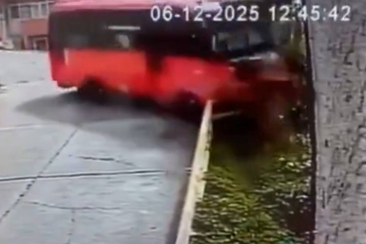 Una buseta de servicio público quedó fuera de control al perder los frenos. Foto: Captura de Pantalla