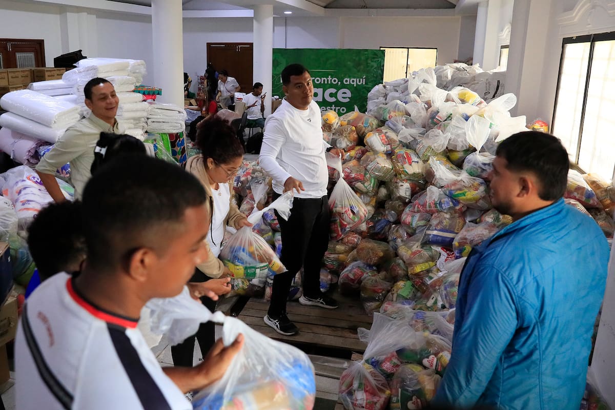 Fotografía del 7 de febrero de 2026 de un grupo de voluntarios sosteniendo bolsas con ayuda alimentaria para los damnificados de las inundaciones en Montería (Colombia). Más de 100 toneladas de ayudas humanitarias han sido recolectadas en la última semana en Montería para atender a las comunidades afectadas por las inundaciones en el departamento de Córdoba, noroeste de Colombia. EFE/ Carlos Ortega