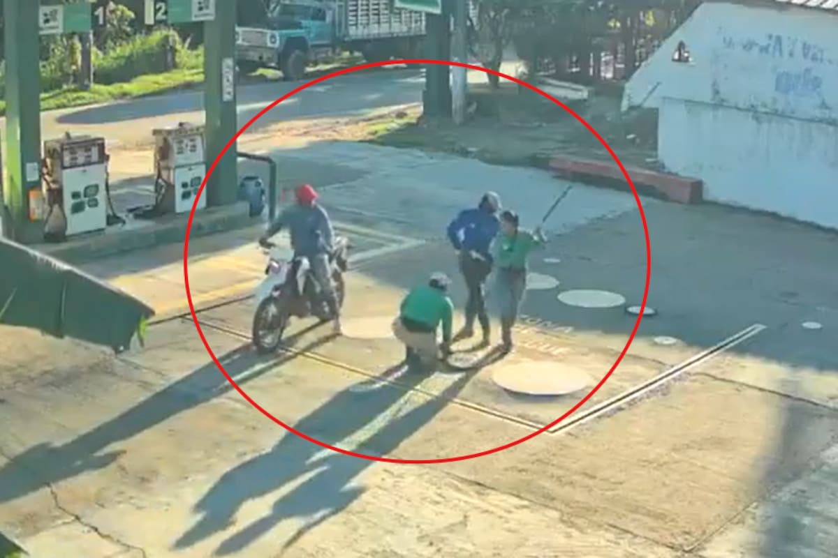 Una cámara de seguridad registró el momento en que dos hombres armados intimidaron a las empleadas.
