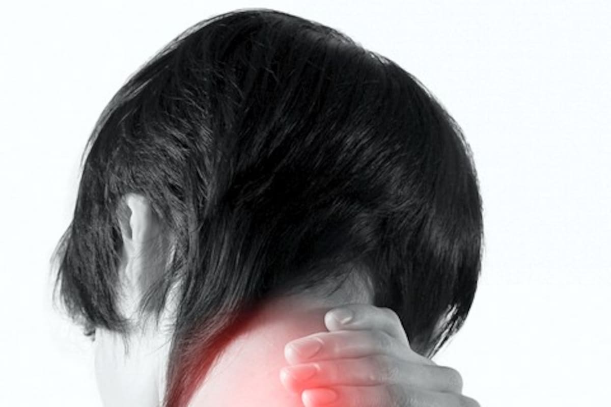 Una correcta postura ayuda a prevenir dolor de espalda.