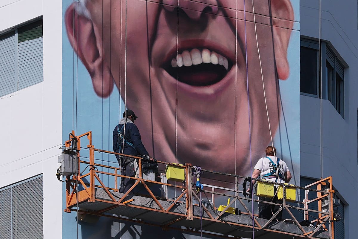 Fotografía del 22 de julio de 2025 de un mural dedicado al papa Francisco en la ciudad de La Plata (Argentina). EFE/ STR