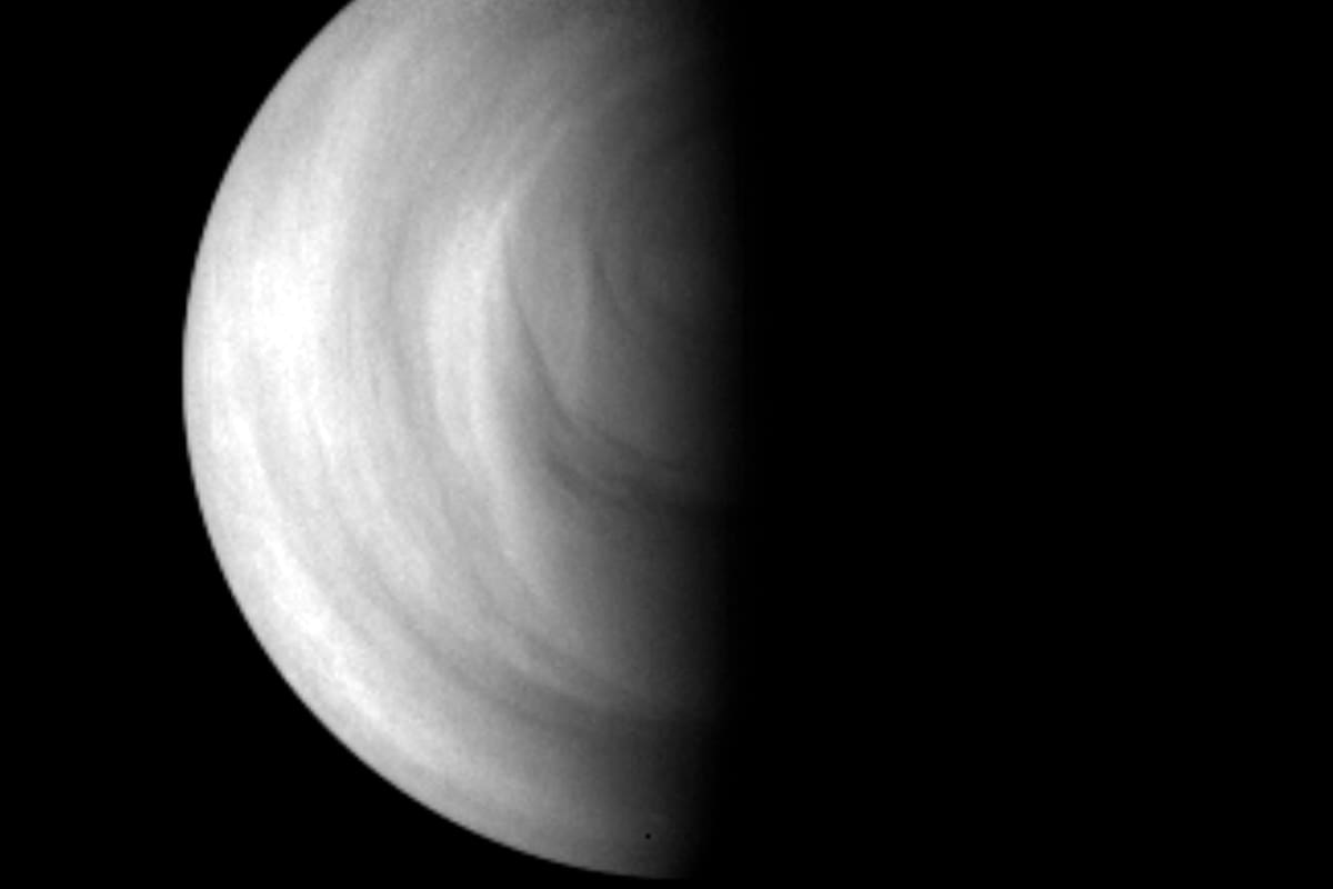 Imagen del hemisferio sur de Venus. La imagen fue tomada en longitudes de onda ultravioleta por la Venus Monitoring Camera (VMC) de la nave Venus Express de la ESA el 15 de mayo de 2006, cuando la nave volaba a unos 66 500 km de distancia del planeta. CRÉDITO ESA/MPS, Katlenburg-Lindau, Alemania
