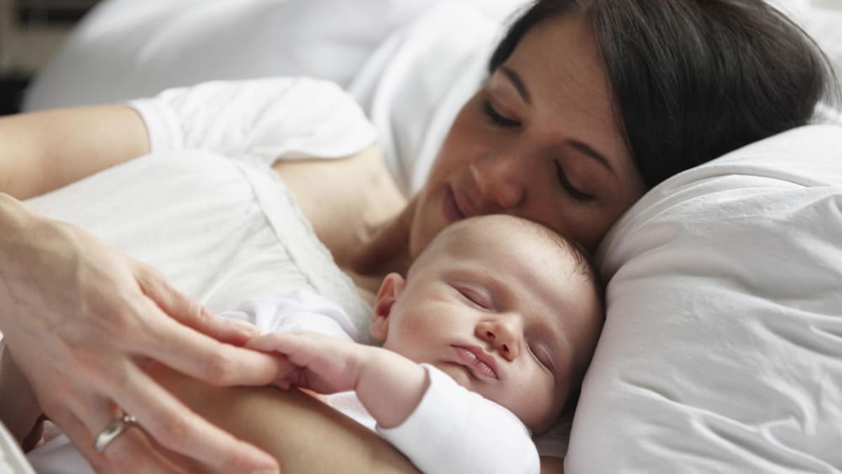 Los expertos los riesgos de dormir con los bebés en la misma cama.