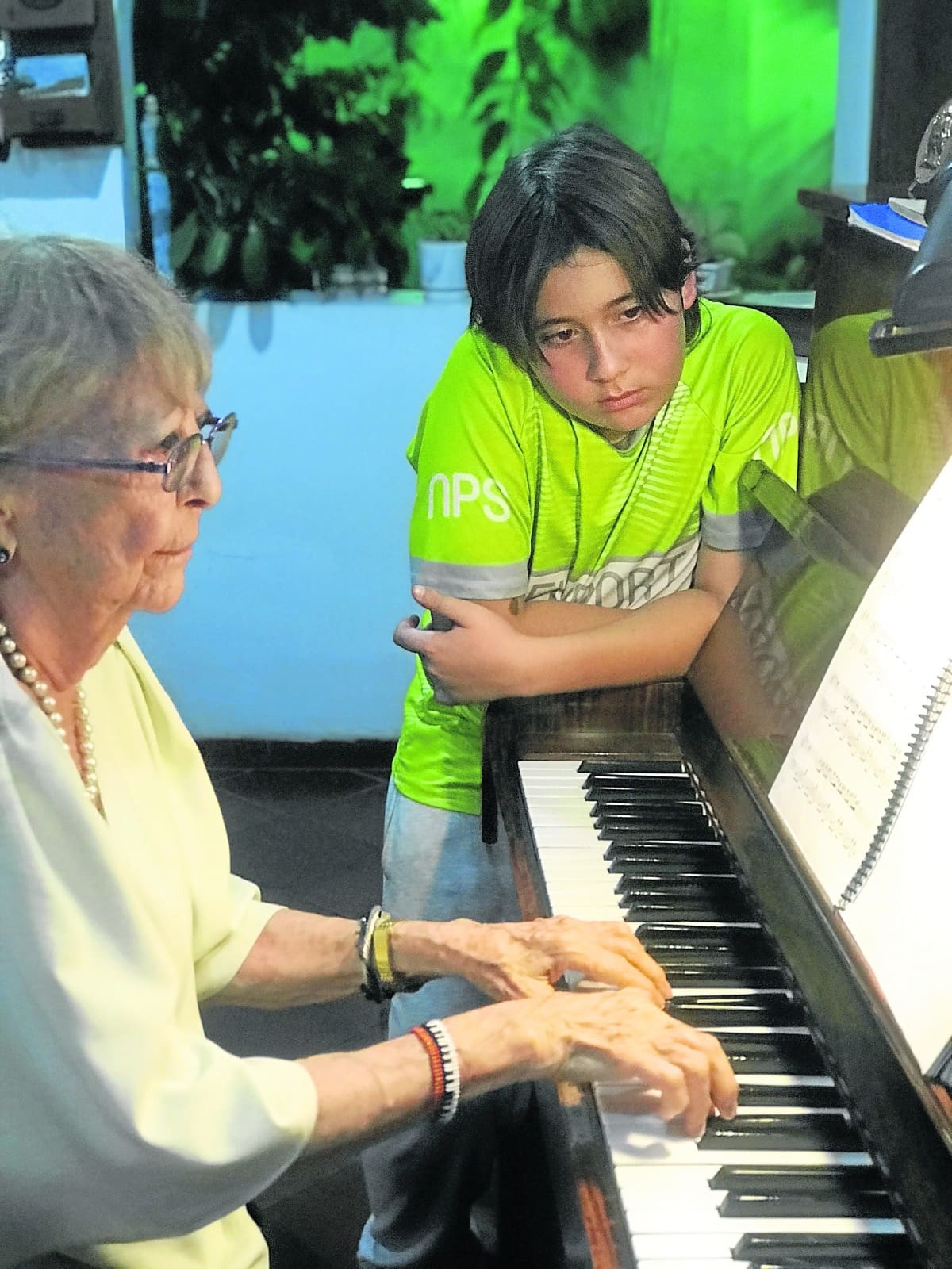 Santiago Emilio Carreño Monsalve, de 12 años, aprendió a tocar piano con su nona, Emilia Gómez de Carreño. Foto: Vanguardia