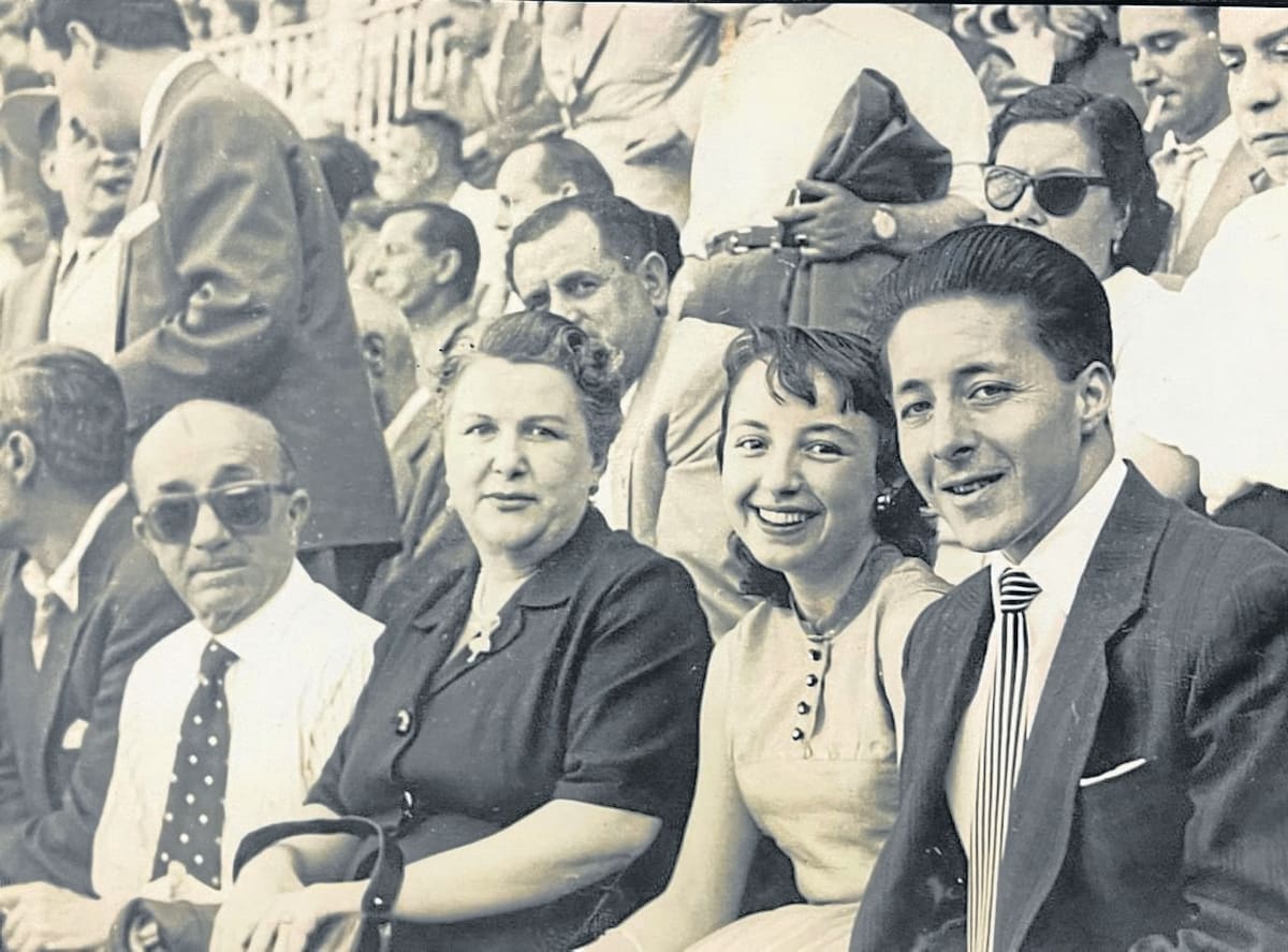 En una corrida de toros en la plaza de Las Ventas en Madrid: Abelardo Carreño, Emilia Gómez, Concepción Villa, Emilio Gómez (de derecha a izquierda).