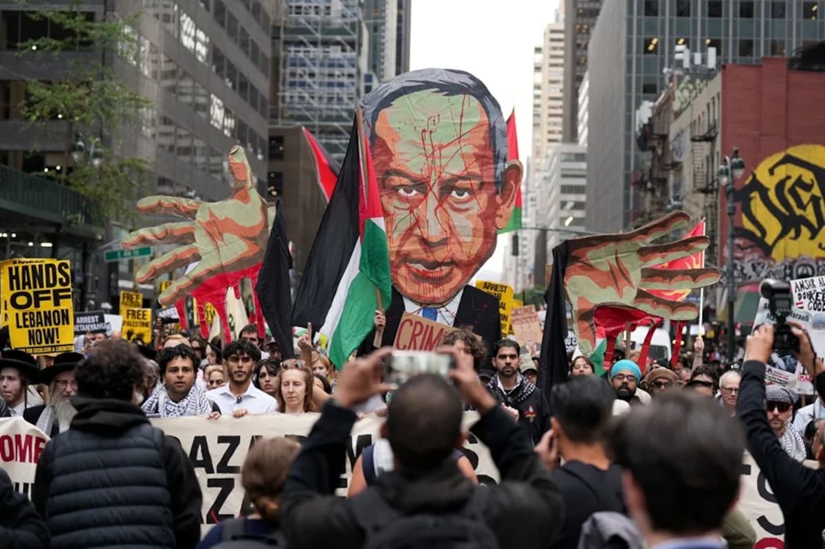 Una persona sostiene un cartel durante una manifestación contra el primer ministro israelí, Benjamín Netanyahu, su asistencia a la Asamblea General de la ONU y expresar su descontento con el organismo por permitirle participar este jueves, en Nueva York (Estados Unidos). EFE/ Ángel Colmenares