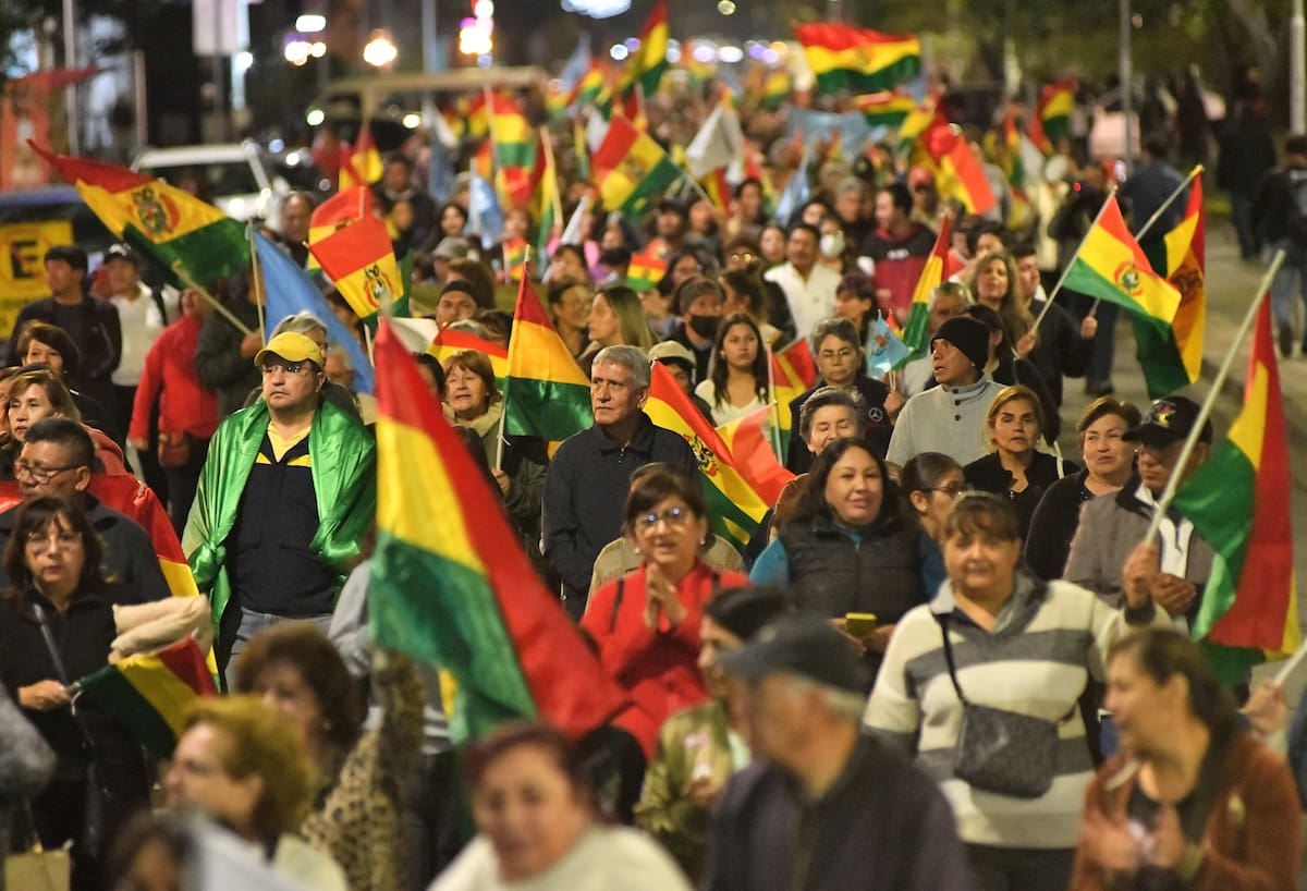 Personas participan en una marcha este martes, en Cochabamba (Bolivia). EFE/ Jorge Abrego