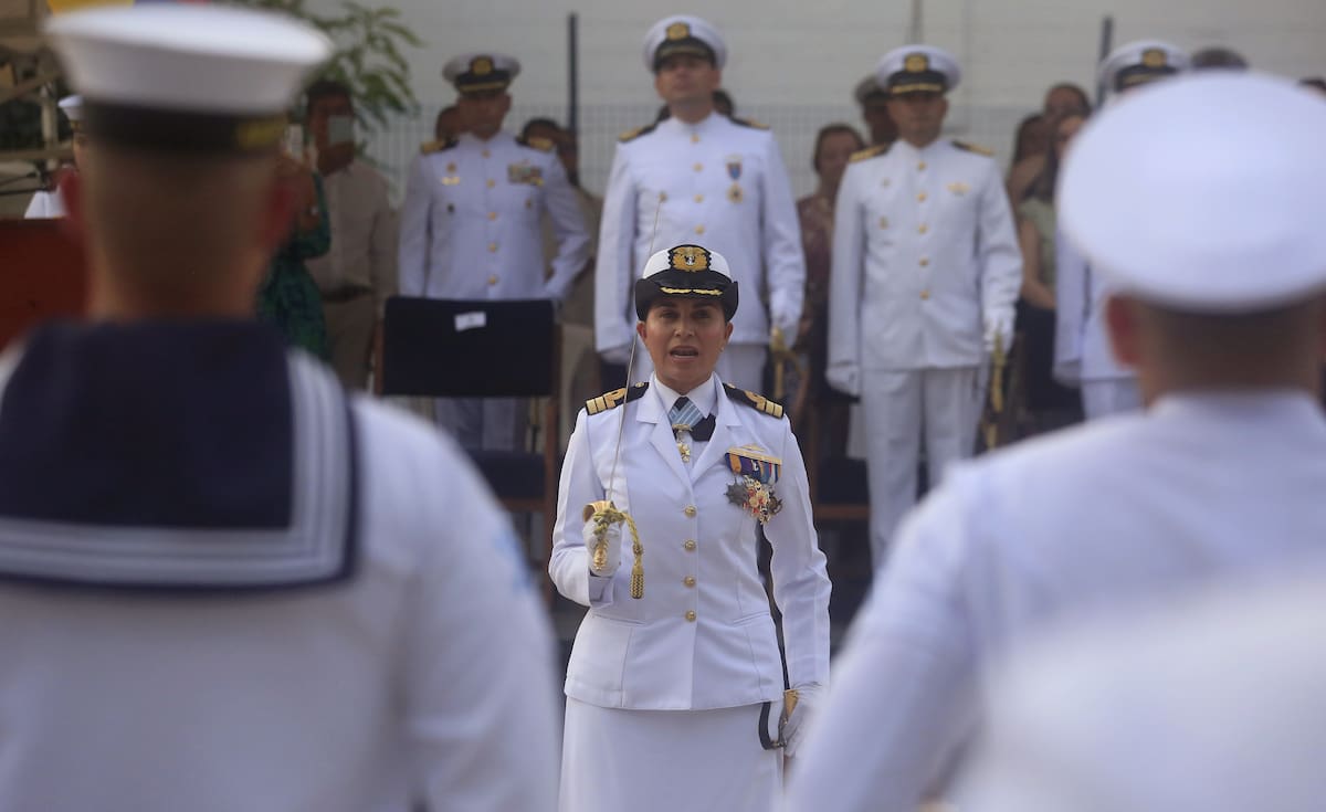 La capitana Ortiz asumió el mando de la fragata misilera 'ARC Independiente', convirtiéndose en la primera mujer en comandar ese buque de guerra de la Armada colombiana. EFE/ VANGUARDIA