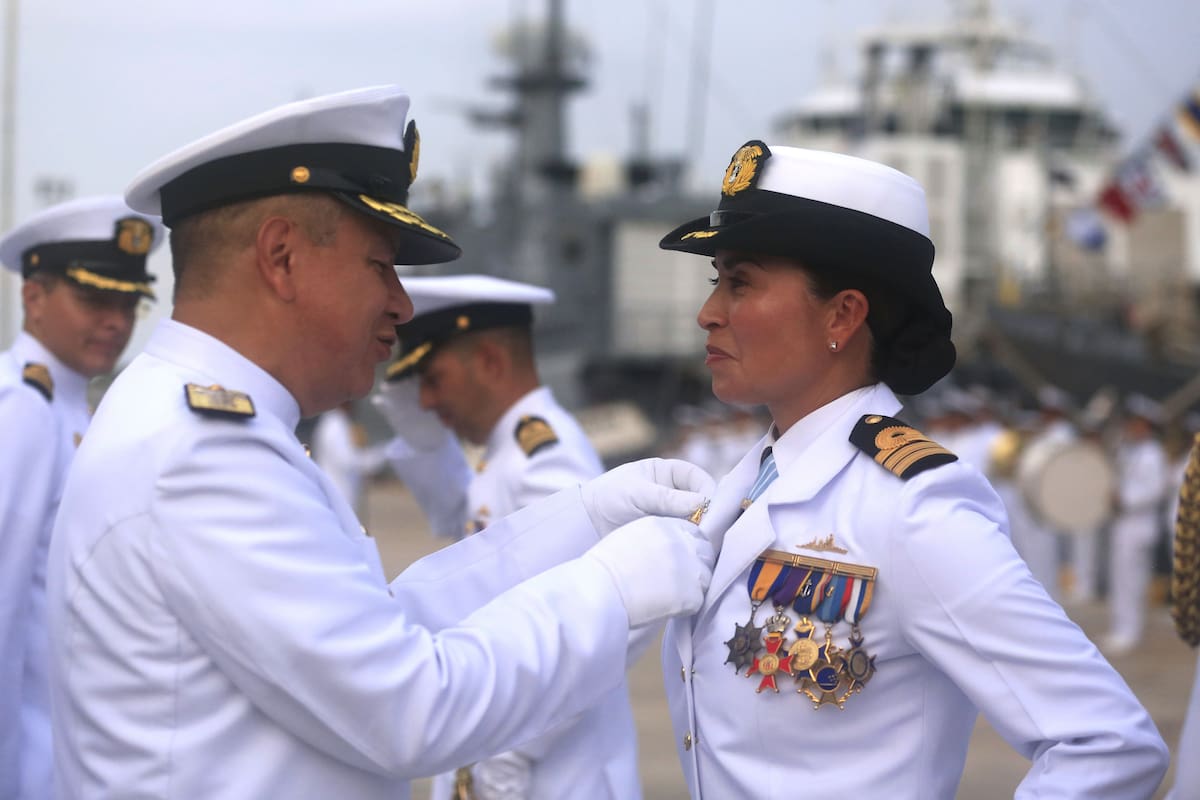 Una mujer asume comandancia de un buque de guerra de la Armada por primera vez en Colombia. EFE/VANGUARDIA