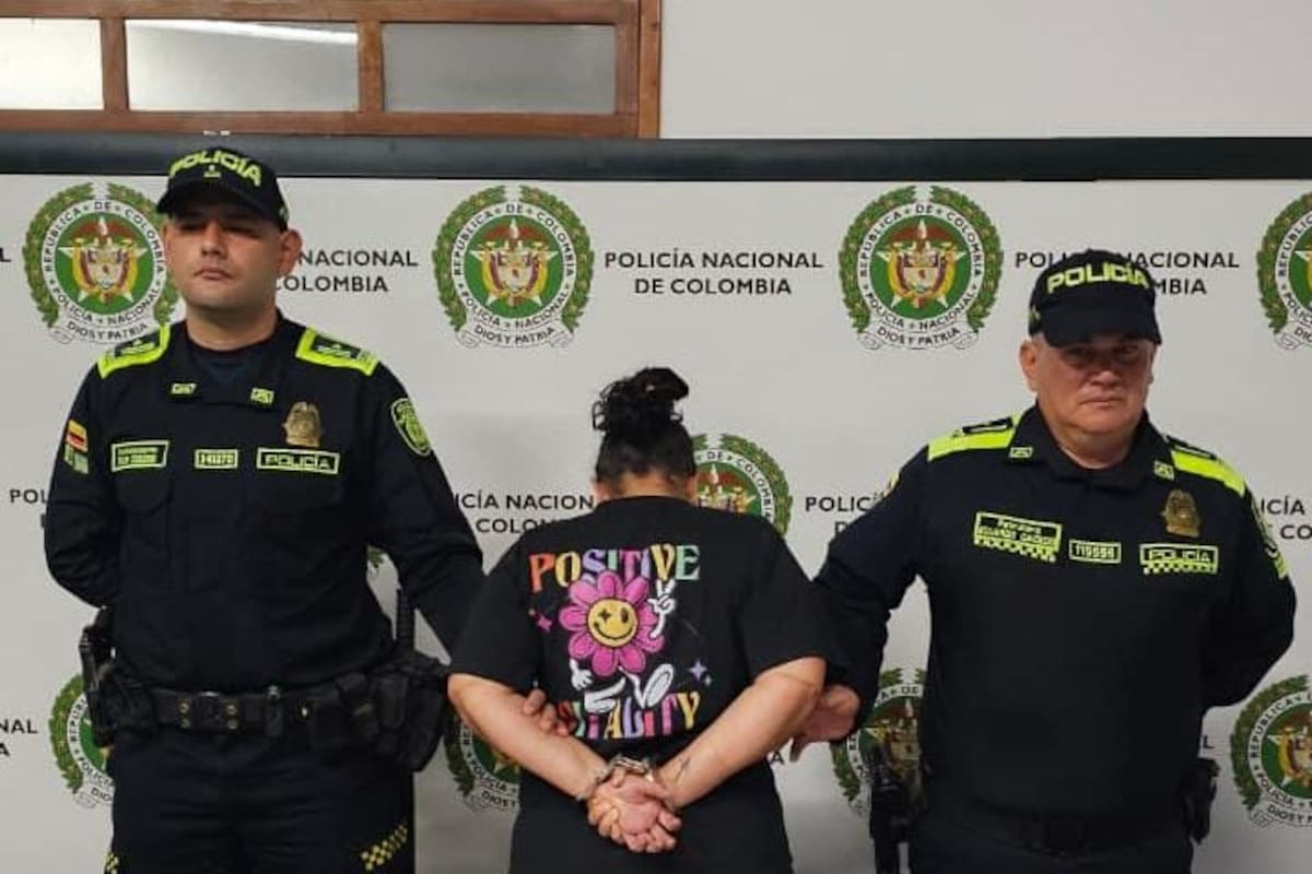 Una mujer de 41 años, requerida para cumplir una condena por homicidio agravado, hurto y otros delitos, fue capturada en el barrio Eloy Valenzuela de Girón.