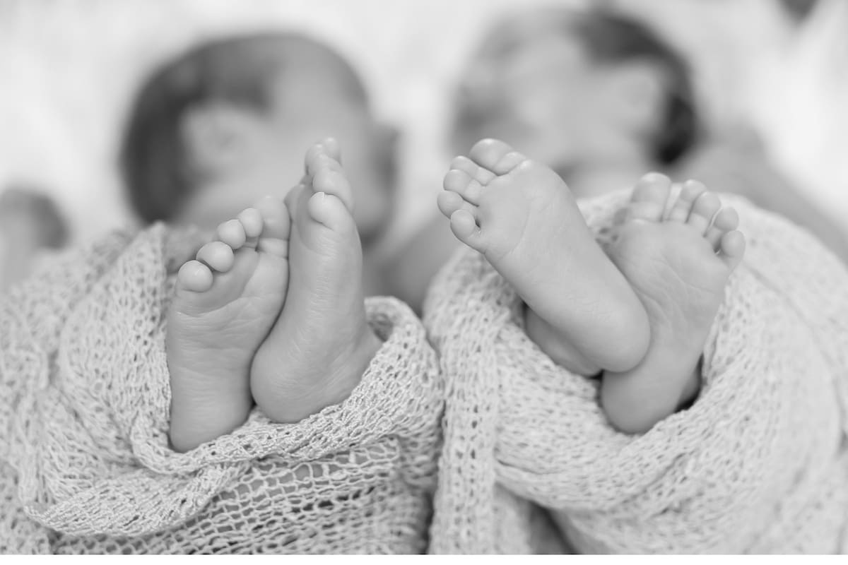 Una mujer descubrió que sus dos gemelos, son de padres diferentes. | Foto: Canva