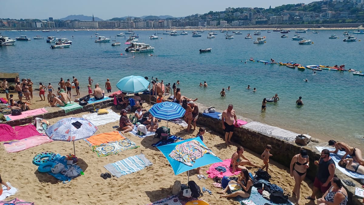 Donostiarras y visitantes se refrescan este domingo en la isla de Santa Clara de San Sebastián. Los cielos en Euskadi se presentan este lunes poco nubosos o despejados y con posibilidad de algún chubasco disperso tormentoso en el sur, en una nueva jornada de calor sofocante que volverá a dejar máximas de entre 35 y 40 grados en los tres territorios. EFE/ Javier Etxezarreta