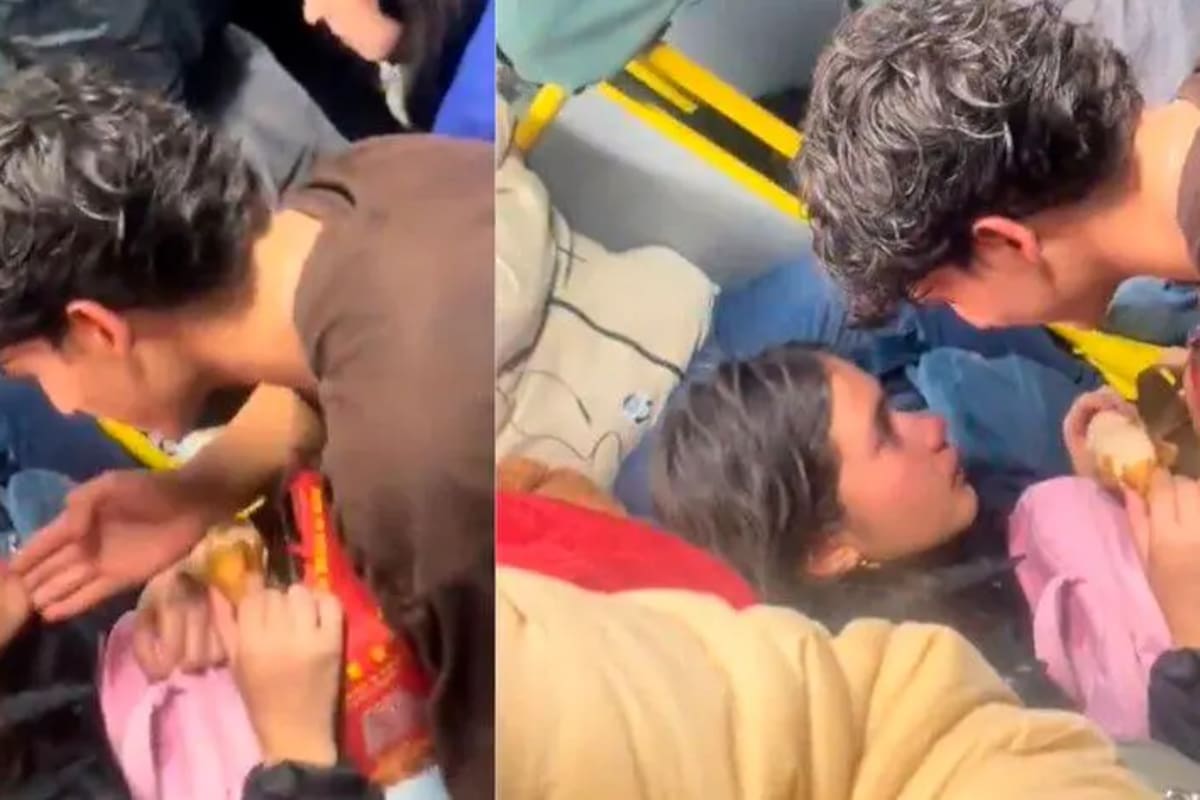 Una pareja se reconcilió entre lágrimas y pollo asado en un bus de TransMilenio, en plena hora pico, sorprendiendo a los pasajeros. / Capturas de pantalla