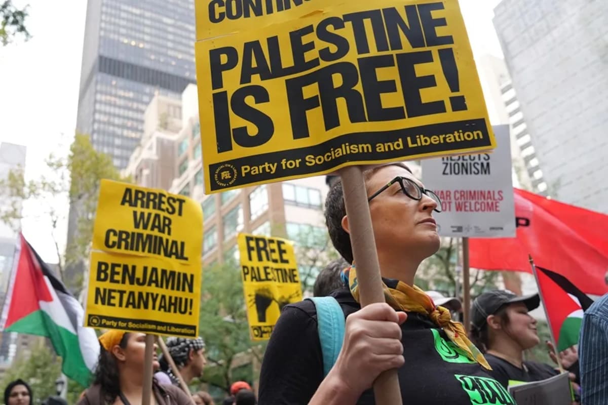 Una persona sostiene un cartel durante una manifestación contra el primer ministro israelí, Benjamín Netanyahu, su asistencia a la Asamblea General de la ONU y expresar su descontento con el organismo por permitirle participar este jueves, en Nueva York (Estados Unidos). EFE/ Ángel Colmenares