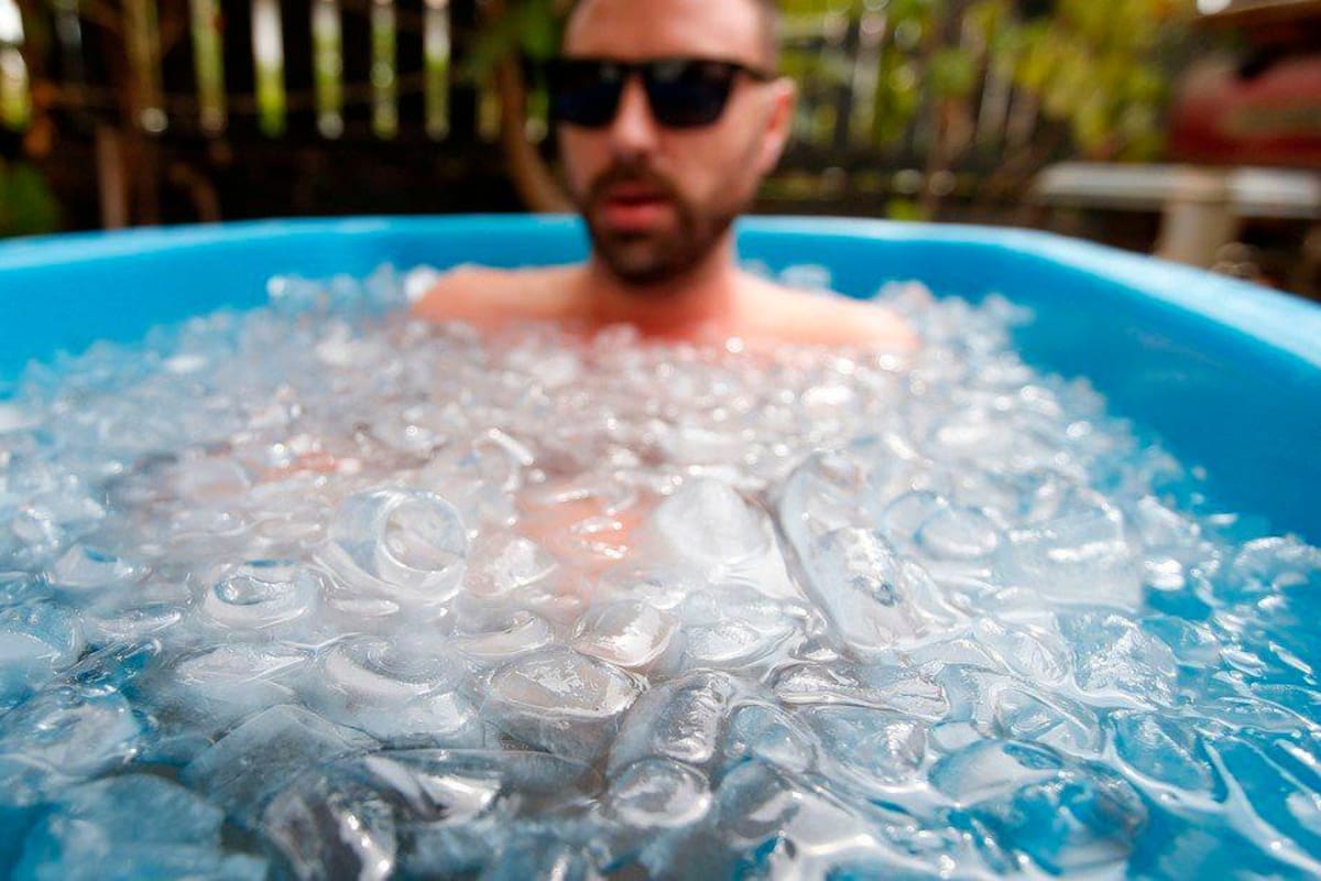 Los baños de hielo para hacerle frente al fuerte calor en Dubái permiten poner al límite al cuerpo. EFE / VANGUARDIA