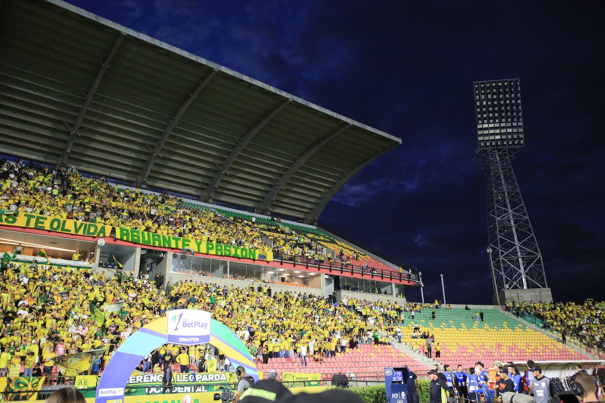 Una torre quedó a oscuras en el Américo Montanini durante Bucaramanga vs. Junior: ¿qué pasó con la iluminación? Foto: Jaime Moreno / Vanguardia