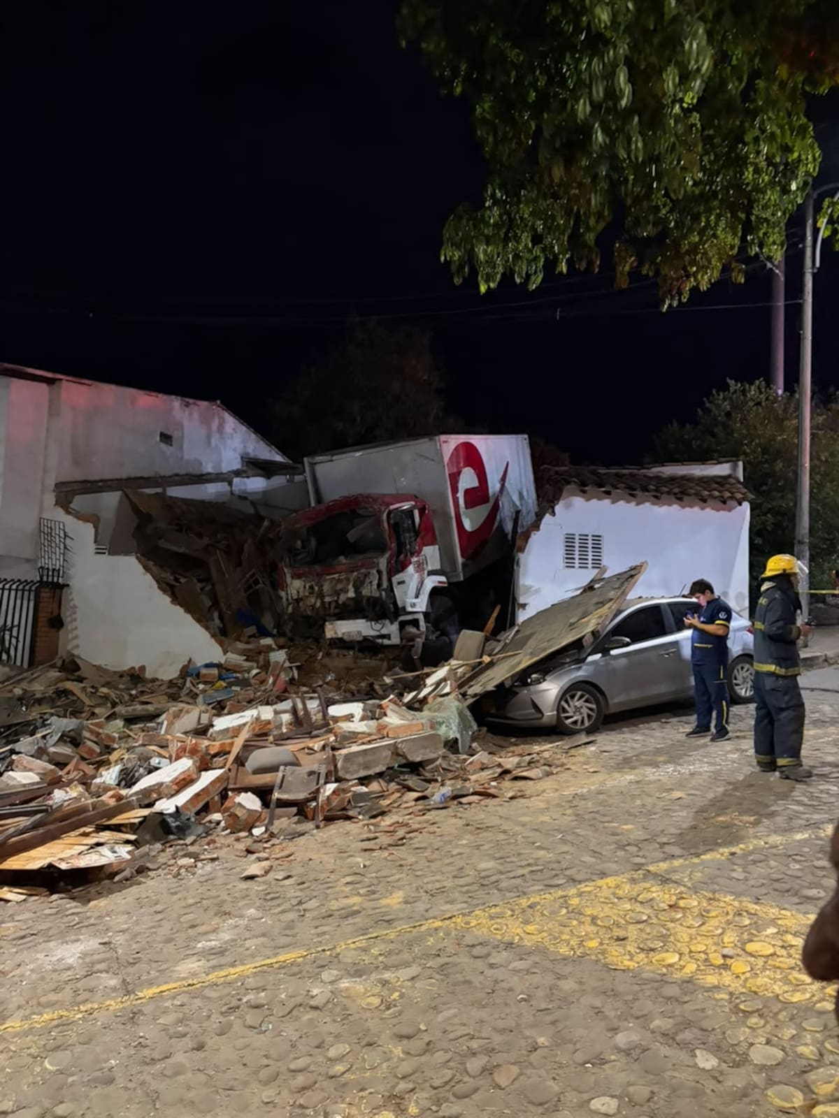 Una vivienda ubicada a un costado de la vía sufrió daños tras el fuerte impacto de los vehículos.