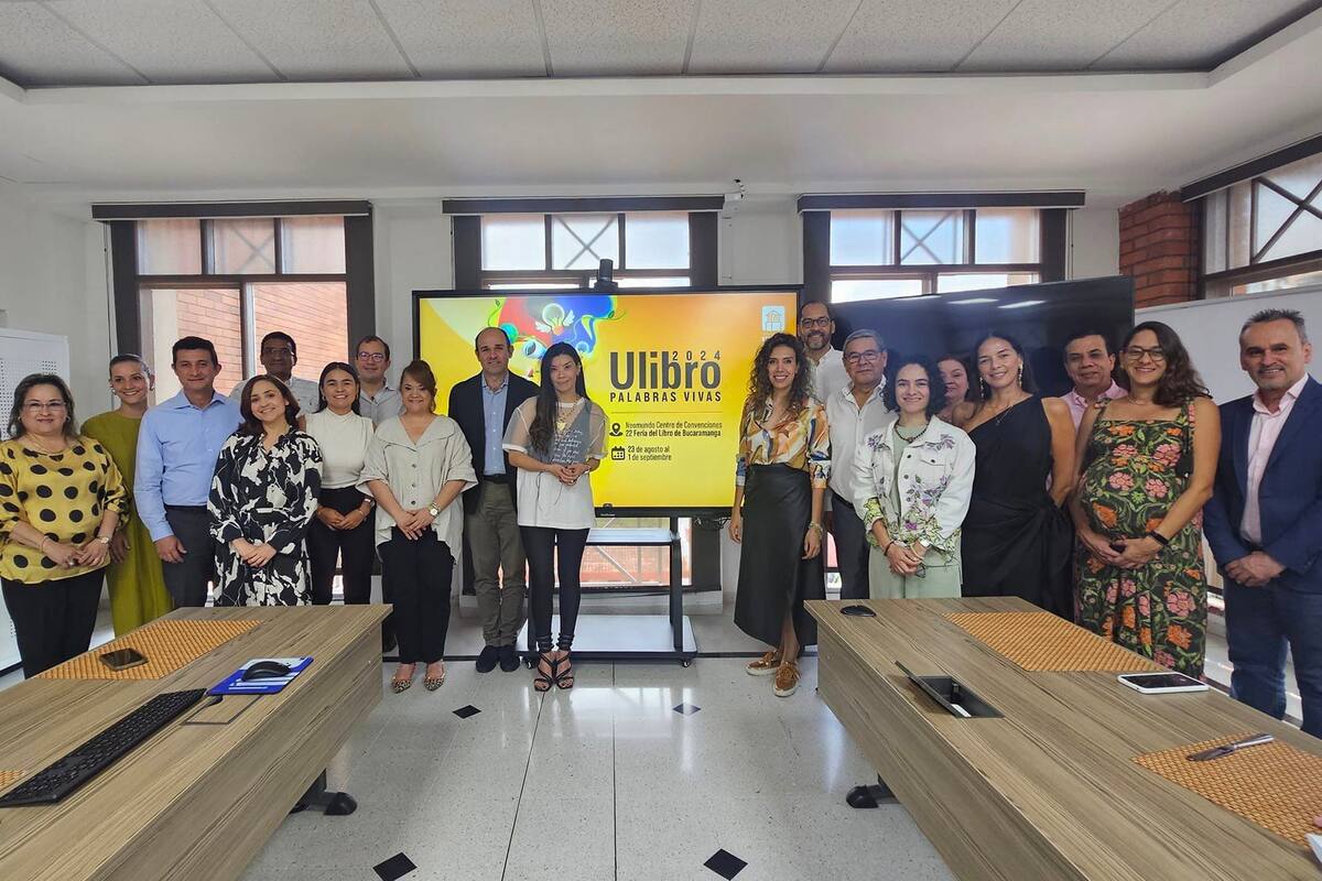La Universidad Autónoma de Bucaramanga, UNAB, les agradeció a todos los patrocinadores los apoyos recibidos durante la celebración de la edición número 22 de la Feria Ulibro. En este registro gráfico aparecen: Jorge Rangel, director de Cultura de la Gobernación de Santander; Lina Hernández, de la Cámara de Comercio de Bucaramanga; María Luisa Rueda, coordinadora de producción de Ulibro; Guillermo León Valencia Agudelo, gerente de la ESSA; Helman Villamizar Daza, jefe de Redacción de Vanguardia; Lynda Vanessa Bula Barbosa, coordinadora de contenidos culturales de Ulibro; Silvia Marcela Niño, de Coordinadora Mercantil; Tatiana Pardo, gerente de Neomundo; Juan Carlos Rincón Liévano, presidente ejecutivo de la Cámara de Comercio de Bucaramanga; Juan Camilo Montoya Bozzi, rector de la UNAB; María Paola Suárez, secretaria de Educación de la Gobernación de Santander; Maylin Tatiana Jaramillo Bermúdez, directora del Imct; Pedro Elías Sánchez, gerente general de Delthac Seguridad; Zaira Suárez, gerente regional de Crepes & Waffles; Luis Fernando Blanco, gerente regional del Banco de la República; Yaneth Lizarazo Ortega, directora del programa de Literatura Virtual; Carlos Acosta Posada, director del programa de Artes Audiovisuales de la UNAB; Camila Botero Santos, directora de Arte y Profesional en Estudios y Gestión Cultural; y Euclides Kilô Ardila, periodista de Vanguardia.
