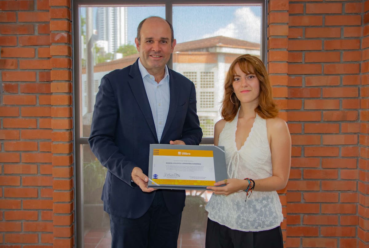 Juan Camilo Montoya Bozzi, rector de la UNAB, y María Celeste Londoño Ramírez, diseñadora e ilustradora.