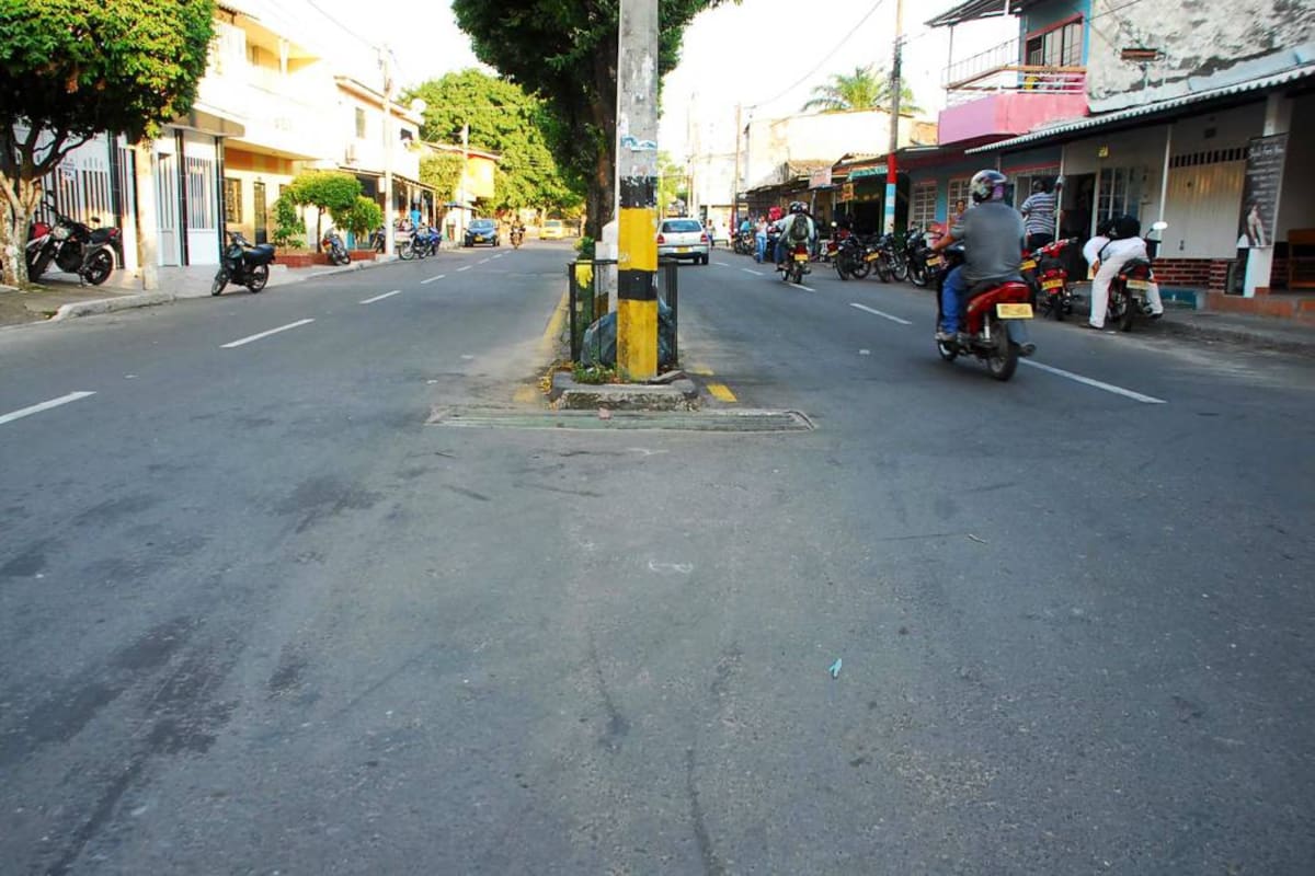 En la “Y” del barrio Primero de Mayo, cuando intentó cruzar la avenida 52, Edelmaris Salazar fue embestida por una buseta que se movilizaba en sentido occidente- oriente. (Foto: Javier Alvarado/ VANGUARDIA LIBERAL)