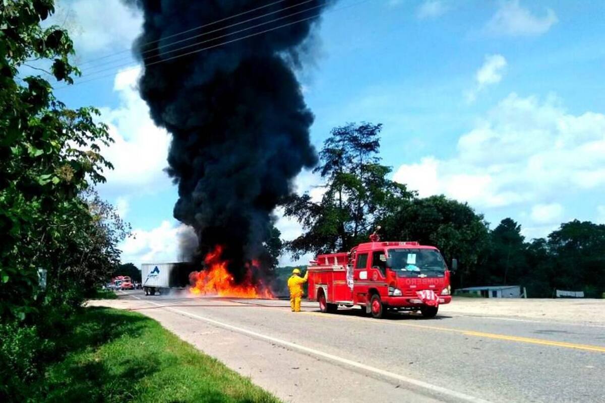 Personal de Bomberos Voluntarios de Barrancabermeja atendió el accidente, en el cual perdió la vida el conductor de uno de los vehículos involucrados en el choque. (Foto: Cortesía Alain Gómez Ditta /VANGUARDIA LIBERAL)