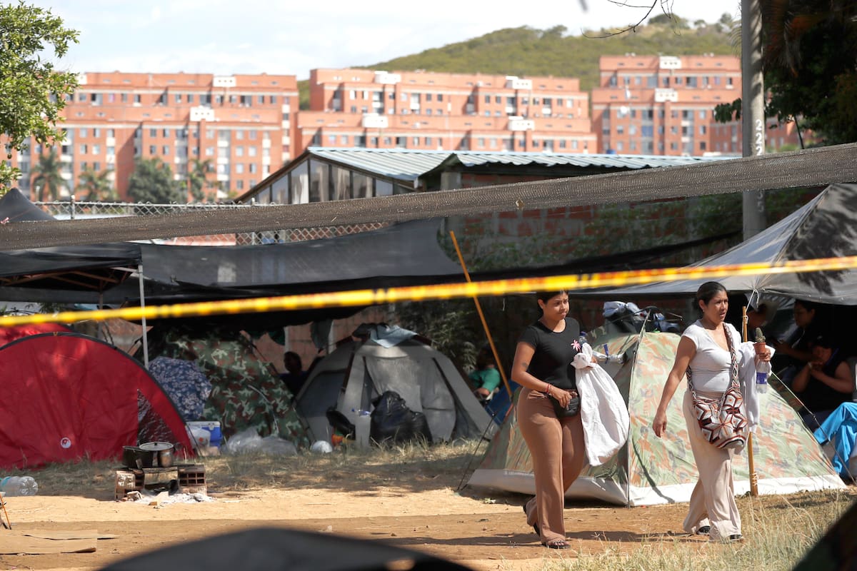 Personas esperan en carpas este jueves, junto al edificio Reserva de Meléndez afectado por el terremoto de magnitud 7,4 en Cali (Colombia). EFE/ Ernesto Guzmán