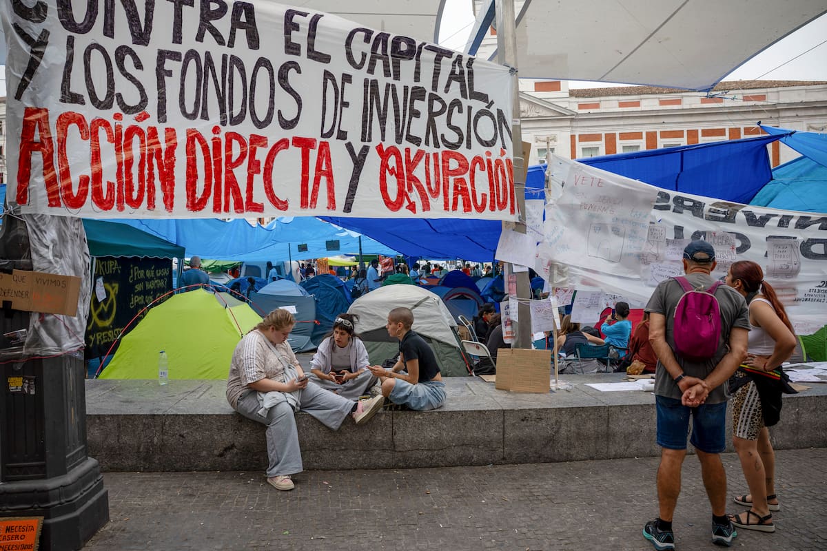 MADRID, 28/09/2026.- Vista de los carteles reivindicativos este lunes en la acampada en la madrileña Puerta del Sol en protesta por la situación de la vivienda, tras pasar un noche sin incidentes y sin la anunciada lluvia. En previsión del cambio de tiempo, los acampados cubrieron anoche con lonas las alrededor de 350 tiendas de campaña instaladas en el centro de la plaza, donde han pasado su segunda noche, algunos al raso. EFE/ Daniel González