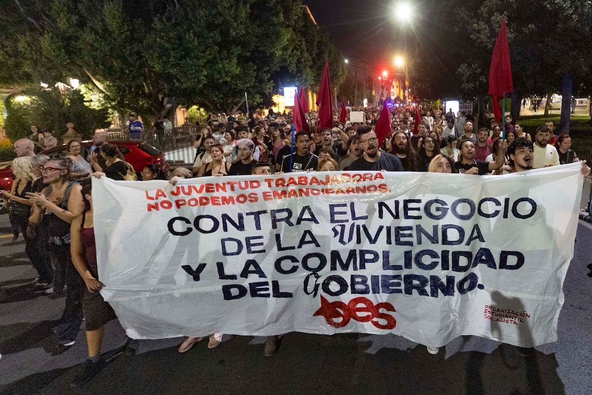 MUR013. MURCIA, 28/09/2026.- Unas 600 personas se han concentrado este lunes en la contra los desahucios en una campaña de movilizaciones por la octogenaria de Madrid que llevaba viviendo 70 años en su casa, ante la Delegación del Gobierno convocados por la Plataforma de los Afectados por las Hipotecas y el Sindicato de Vivienda, al terinar la protesta se ha celebrado una cena popular con lo aportado por los presentes y compartido para debatir en asamblea en la vecina Glorieta de España sobre los problemas de encontrar vivienda y habitación a precios accesibles. EFE/Marcial Guillén