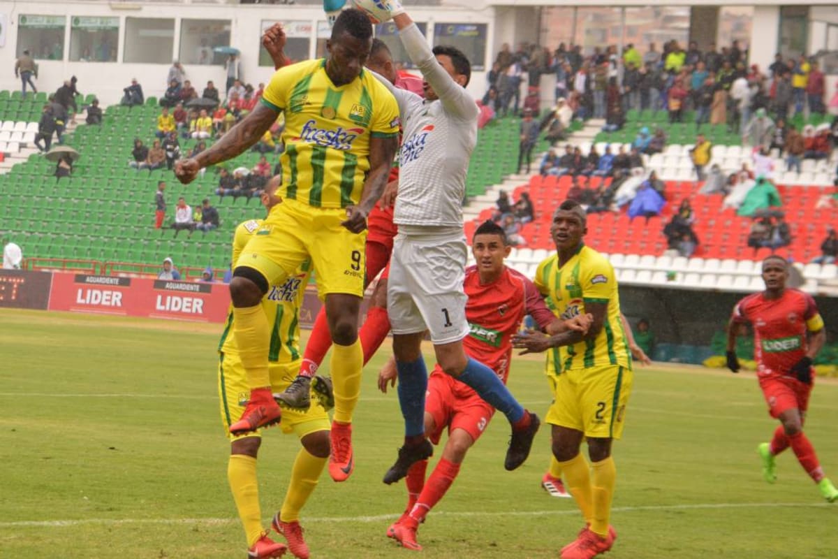 Atlético Bucaramanga cumplió en el sector defensivo ante Patriotas, pero en el momento de atacar careció de sorpresa. El equipo ‘Leopardo’ cayó 1-0 y perdió un invicto de cuatro jornadas. (Foto: Colprensa / VANGUARDIA LIBERAL)