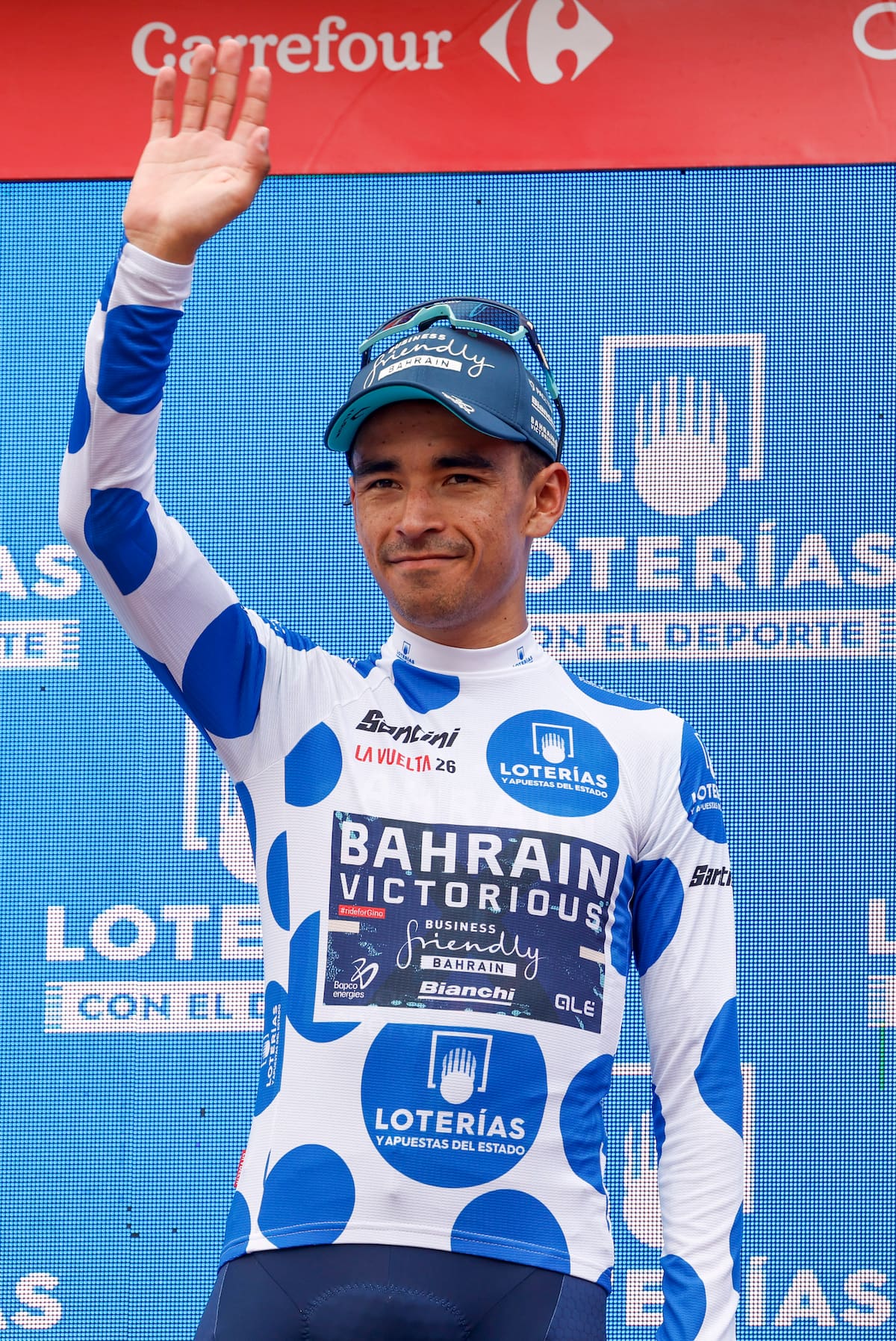 LORCA, 02/09/2026.- El ciclista colombiano del Team Bahrain Victorious, Santiago Buitrago, celebra en el podio con el maillot de líder de la montaña al término de la 11ª etapa de La Vuelta a España, de 153,8 km entre las localidades de Cartagena y Lorca. EFE/ Javier Lizón