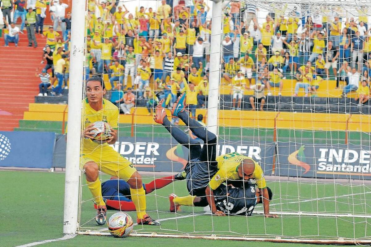 Luis Payares, de cabeza, provocó el delirio de la afición del Atlético Bucaramanga, pues el cuadro ‘leopardo’ perdía 2-1 ante Independiente Medellín y, con un hombre menos, parecía una misión imposible que el conjunto santandereano consiguiera la igualdad. (Foto: Jaime Del Río/VANGUARDIA LIBERAL)