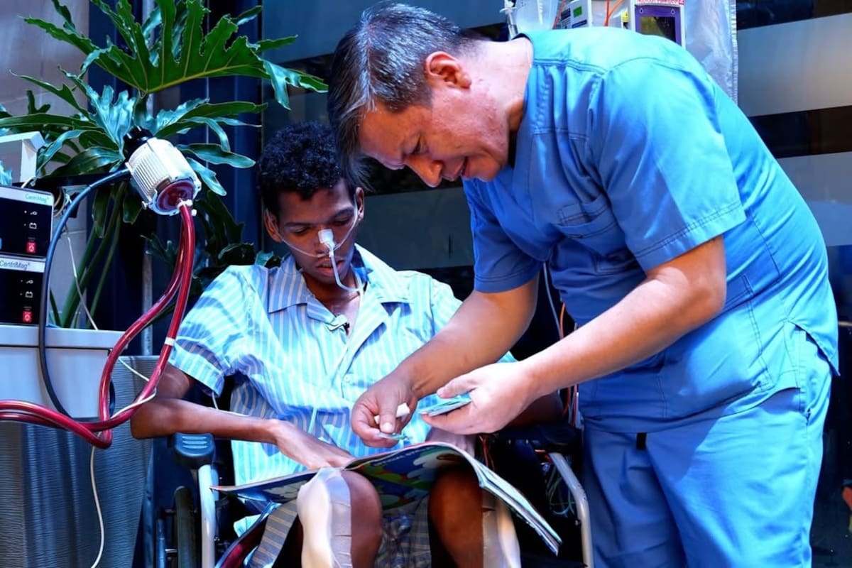 Únete a la cambiatón de láminas del Mundial y apoya a un joven que espera un corazón artificial en el HIC. Foto: HIC.