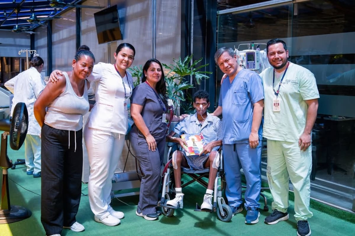 Únete a la cambiatón de láminas del Mundial y apoya a un joven que espera un corazón artificial en el HIC. Foto: HIC.
