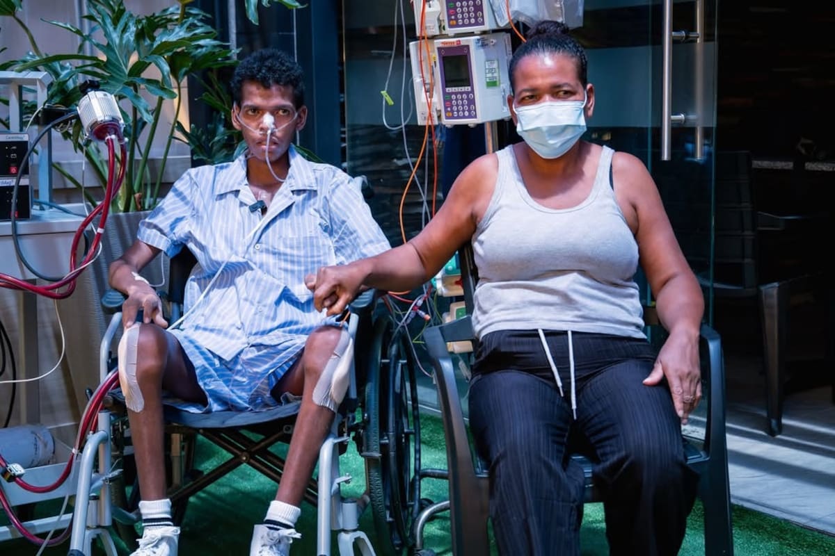 Únete a la cambiatón de láminas del Mundial y apoya a un joven que espera un corazón artificial en el HIC. Foto: HIC