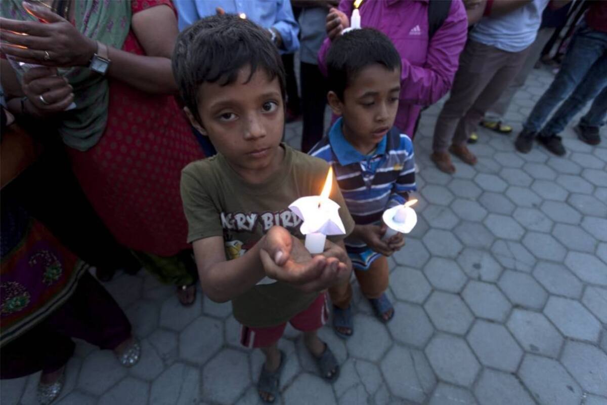 Cientos de personas, entre ellos varios niños, portaron ayer velas durante una vigilia en memoria del terremoto que asoló Nepal. (Foto: EFE / VANGUARDIA LIBERAL)