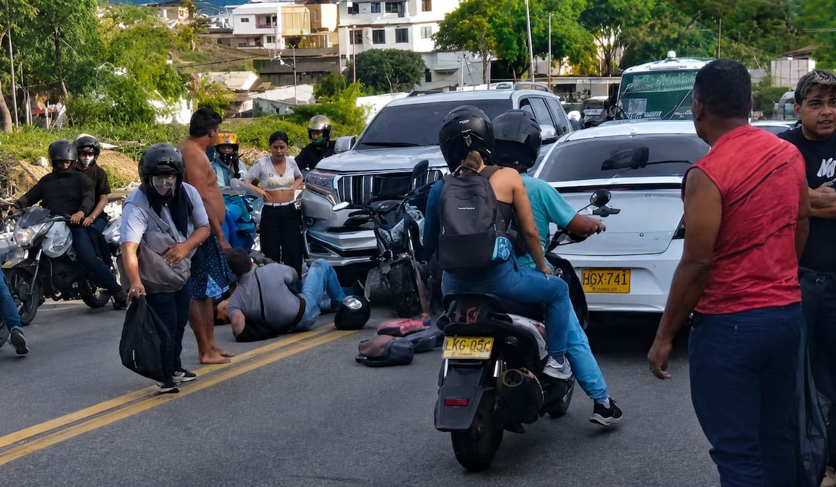 Unidades de la Dirección de Tránsito de Bucaramanga realizaron la inspección técnica del cadáver y recopilaron evidencias para establecer cómo ocurrió el choque.