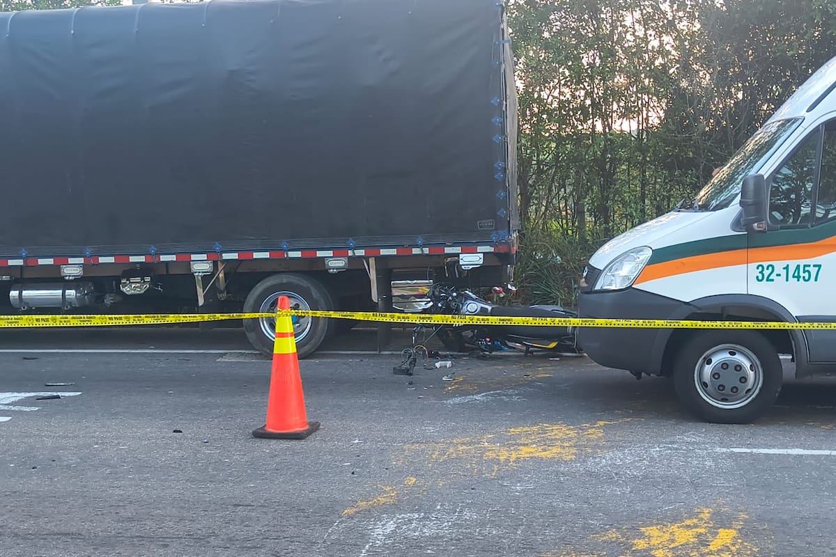 Unidades de la Seccional de Tránsito y Transporte de la Policía de Santander realizaron la inspección técnica del accidente y el levantamiento del cuerpo de Yonathan David González.