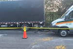 Motocicleta en la que viajaban tres personas chocó contra un camión en Lebrija: un muerto y dos heridos