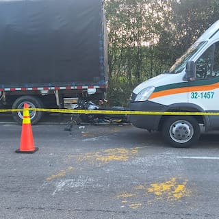 Motocicleta en la que viajaban tres personas chocó contra un camión en Lebrija: un muerto y dos heridos