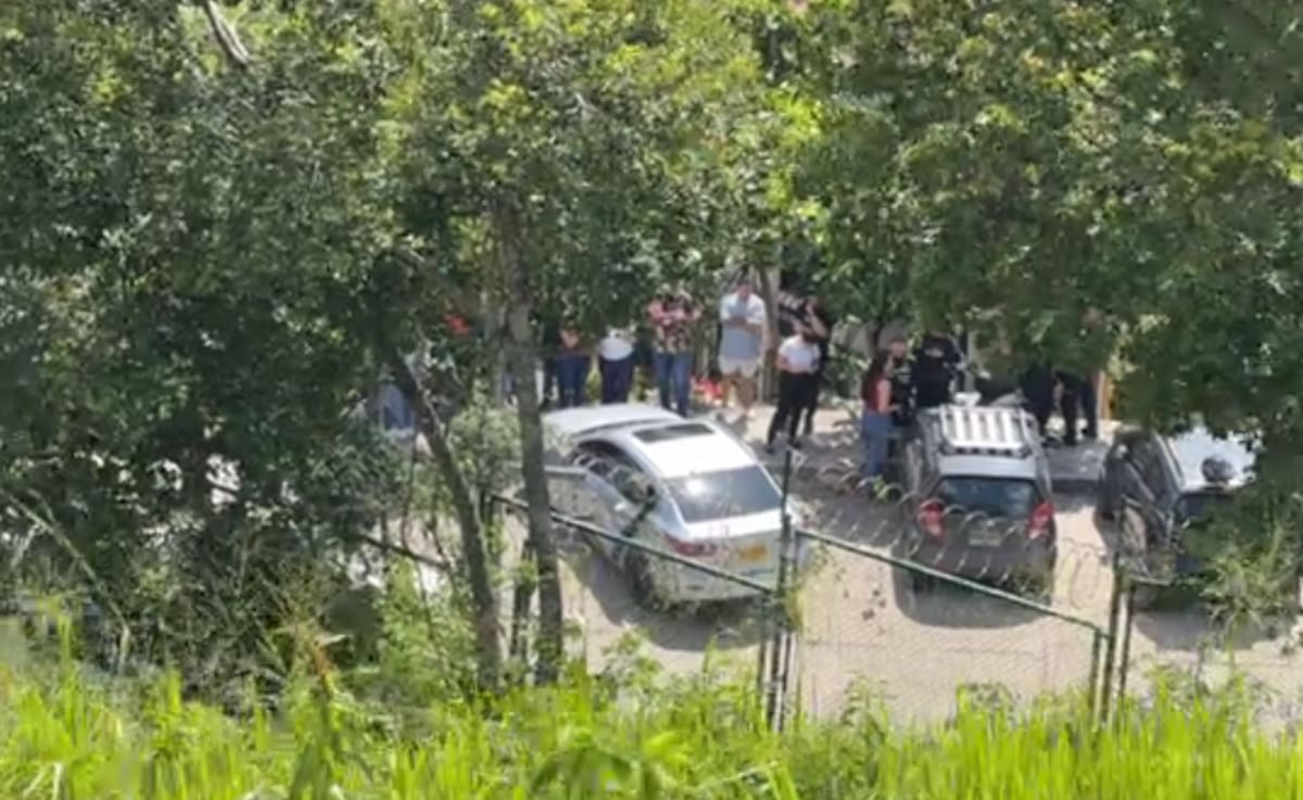 Unidades de la Sijin adelantaron la inspección técnica del cadáver y recopilaron testimonios en el lugar.
Fotografía: Suministrada El Avispero Bucaramanga/VANGUARDIA.