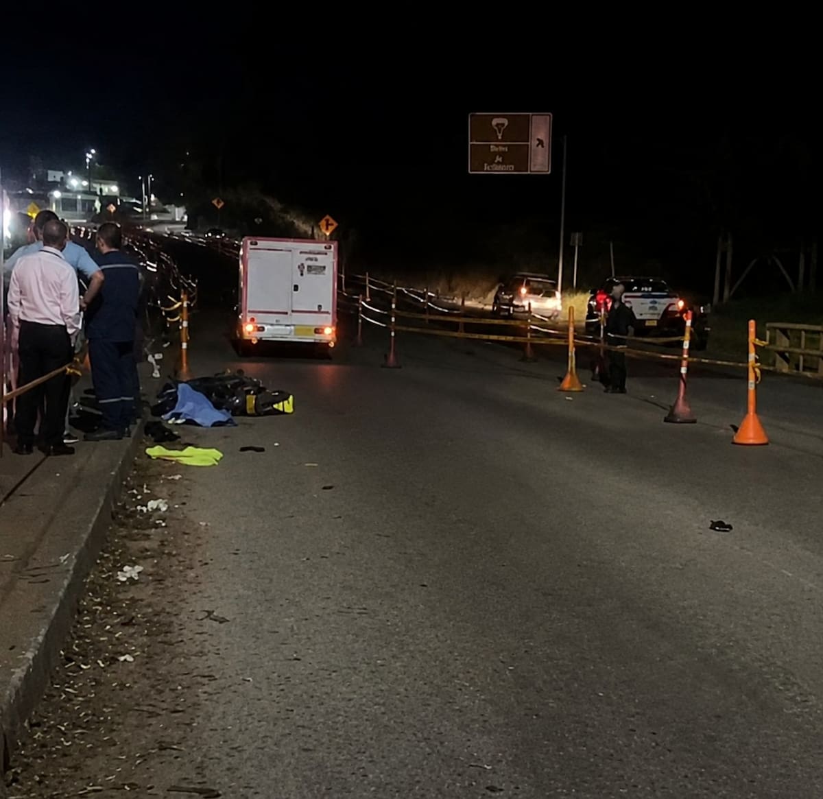 Unidades de tránsito investigan el accidente en el que murió Matyury Esperanza Martínez Martínez.