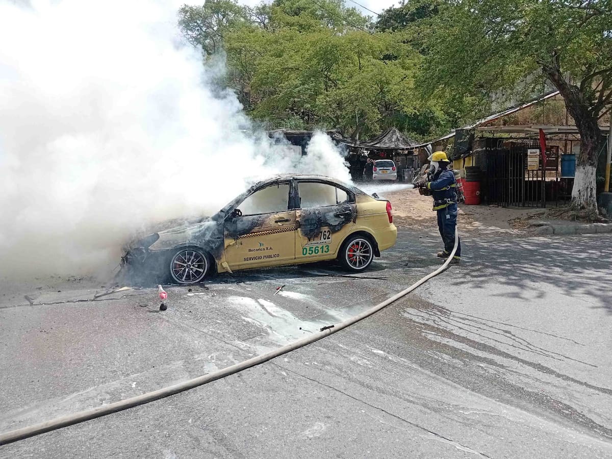 Unidades del Cuerpo de Bomberos atendieron la emergencia y controlaron el incendio.