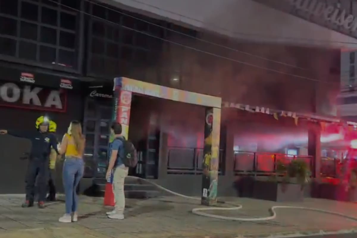 Unidades del Cuerpo de Bomberos de Bucaramanga acudieron al establecimiento para controlar las llamas.