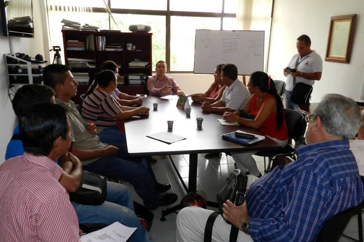 En el despacho de la alcaldía del Socorro, se llevó a cabo la reunión sostenida por el secretario de gobierno, Charles Acosta Rojas, con presidentes de las juntas de acción comunal, para conocer de primera mano las cifras de los estudiantes que requieren el servicio de transporte escolar. (Foto: Luis Fernando Martínez Vargas/VANGUARDIA LIBERAL)